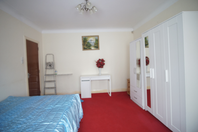 Flat Ravenscroft Avenue in Greater London