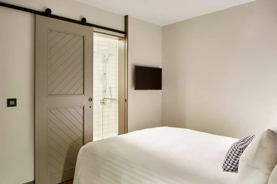 Flat Long Lane in Greater London