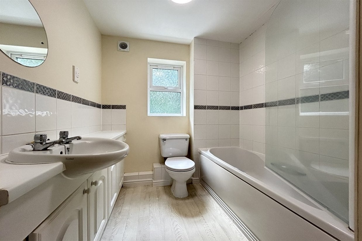 Flat Oceana Crescent in Basingstoke and Deane