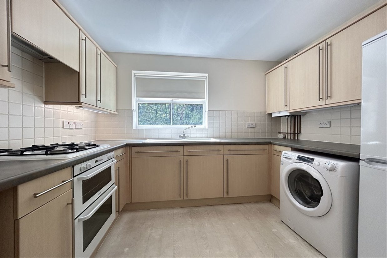 Flat Oceana Crescent in Basingstoke and Deane
