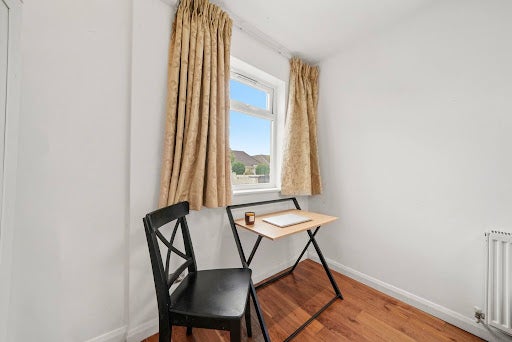 Room Hanger Vale Lane in Greater London