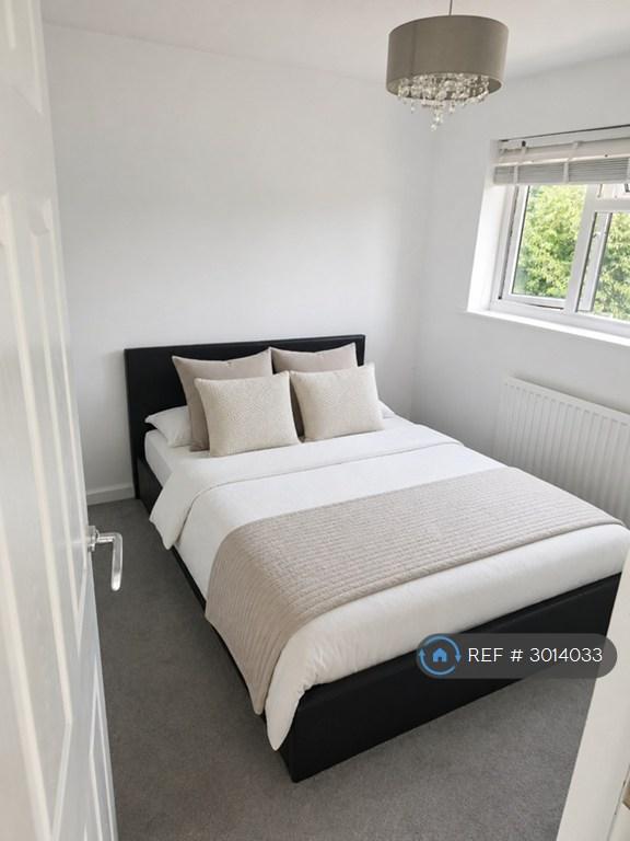 Room Blenheim Close in Wokingham