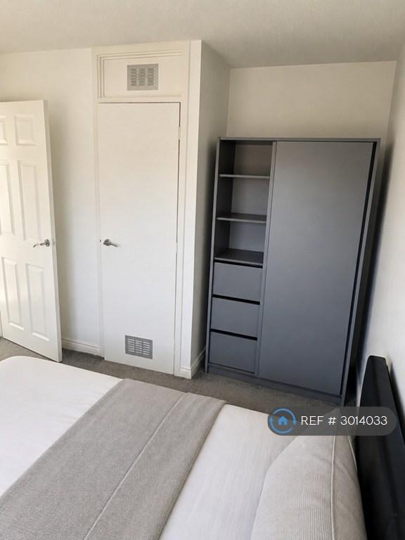 Room Blenheim Close in Wokingham