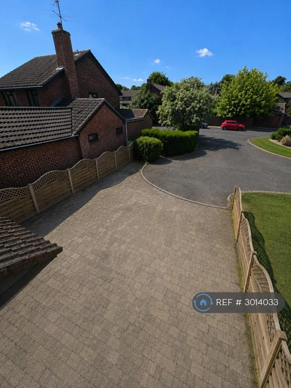 Room Blenheim Close in Wokingham