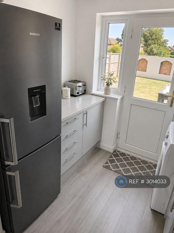 Room Blenheim Close in Wokingham