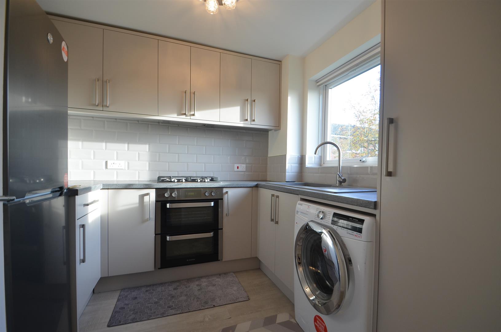 Flat Aylsham Drive in Greater London
