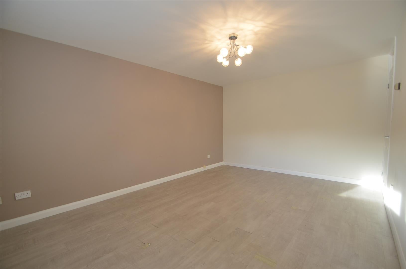 Flat Aylsham Drive in Greater London