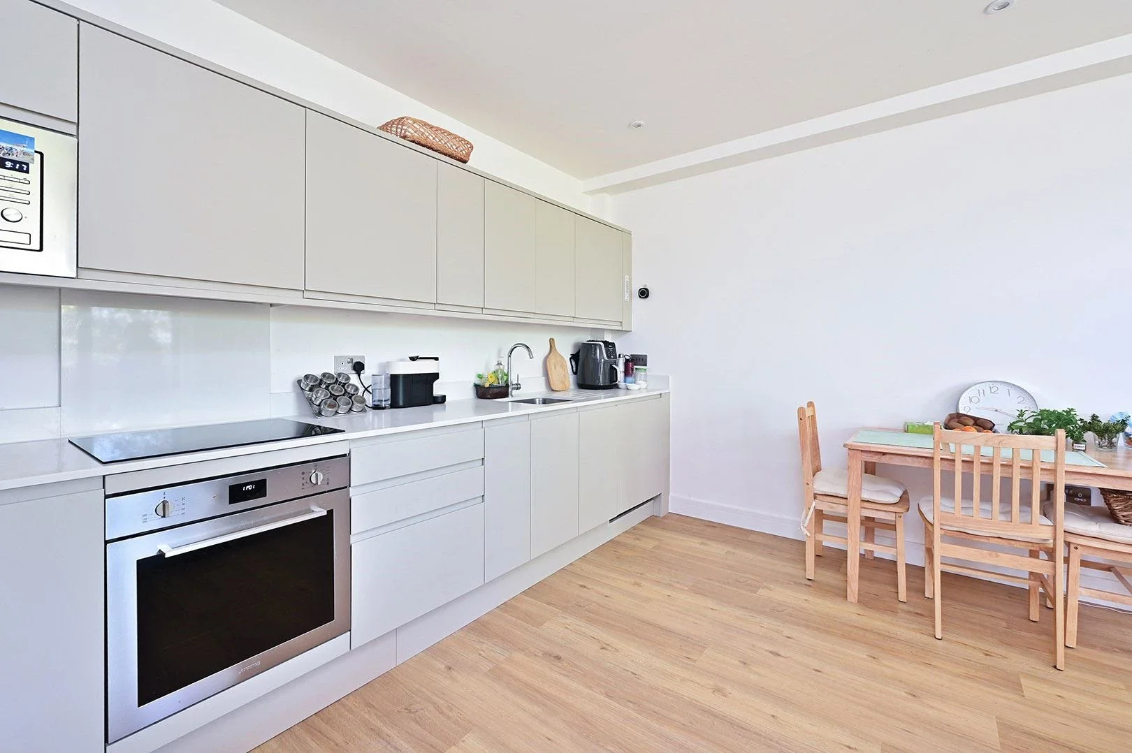 Flat Farnborough Road in Rushmoor