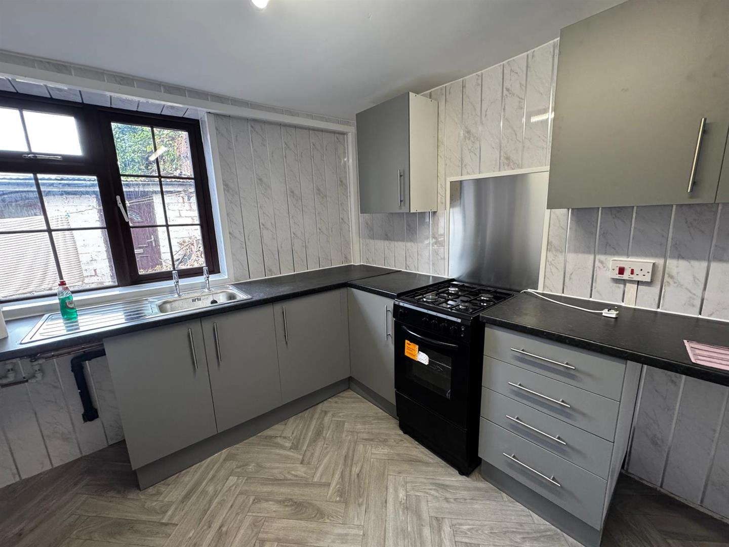 Flat Caldmore Road in Walsall