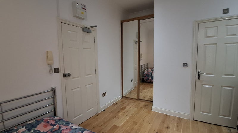 Room South Lambeth Road in Greater London