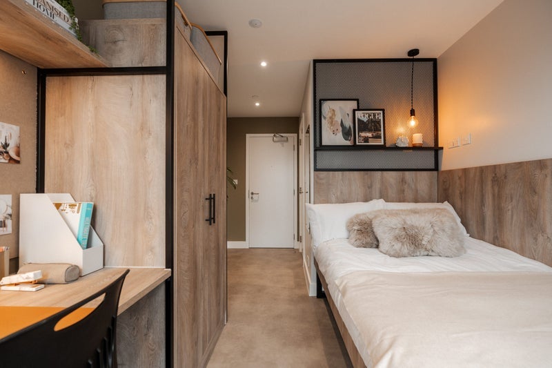 Room Ilderton Road in Greater London
