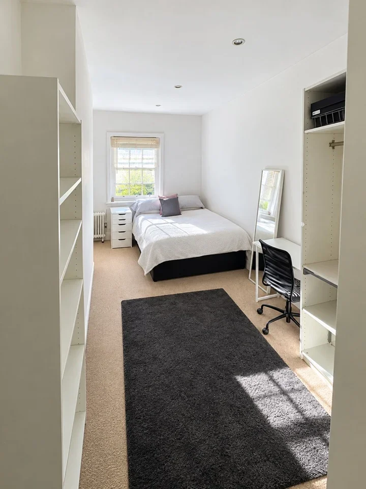 Room Beech Farm Road in Woldingham
