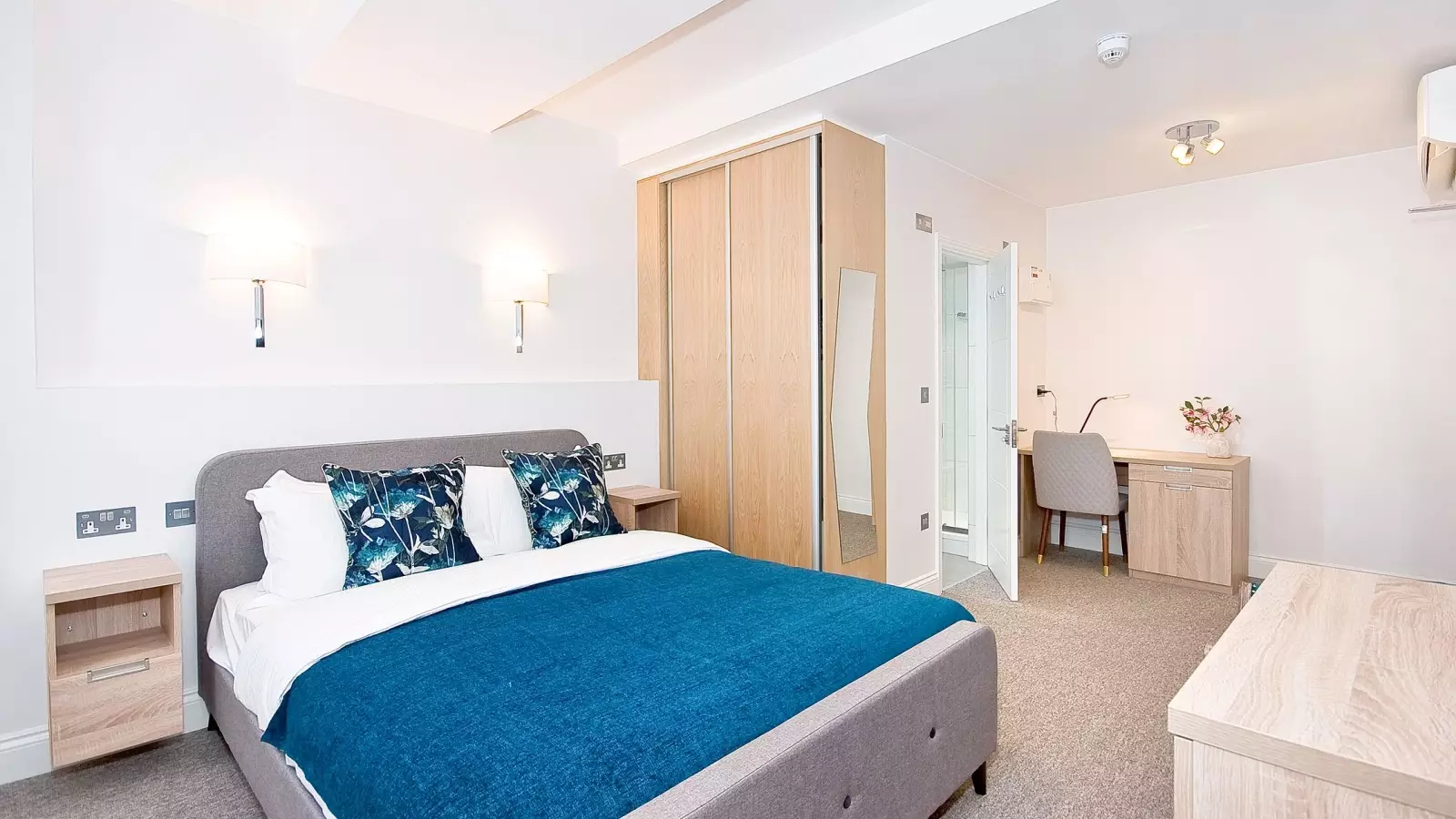 Flat Essex Street in City of Westminster
