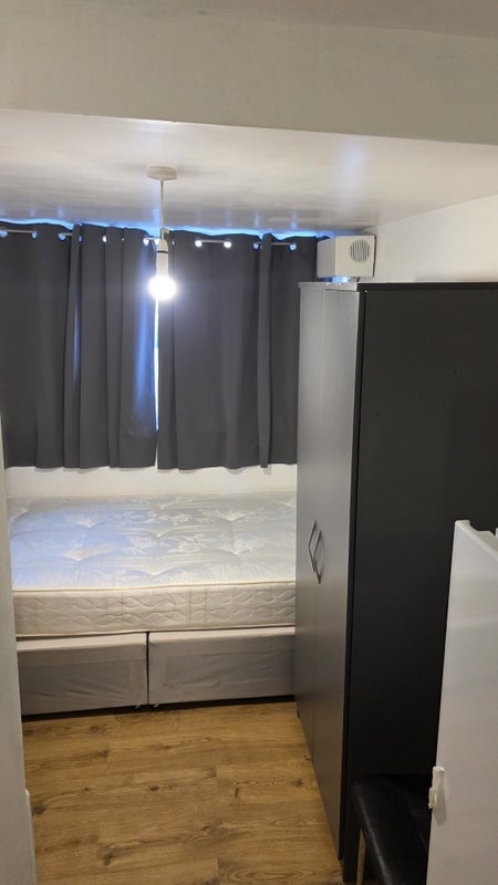 Room Illingworth Close in Greater London