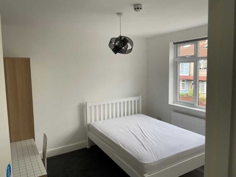 Room Stirling Road in Greater London