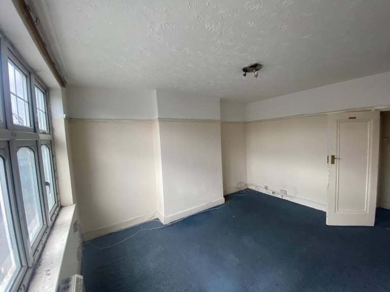 Flat Kenton Road in Greater London