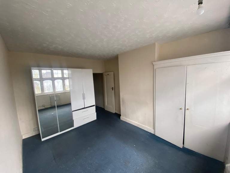 Flat Kenton Road in Greater London