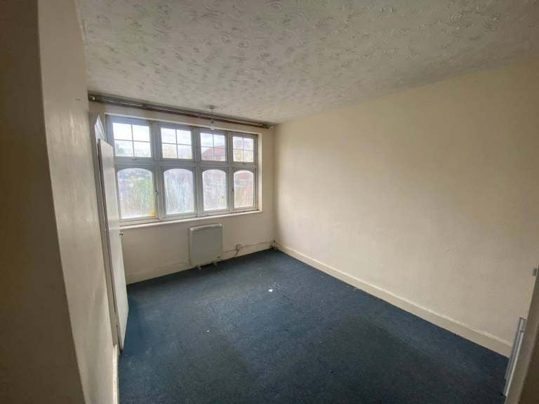 Flat Kenton Road in Greater London