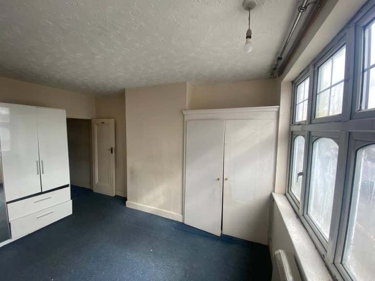 Flat Kenton Road in Greater London