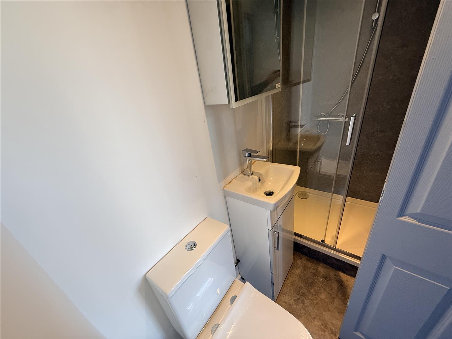Room Carlton Street in Farnworth