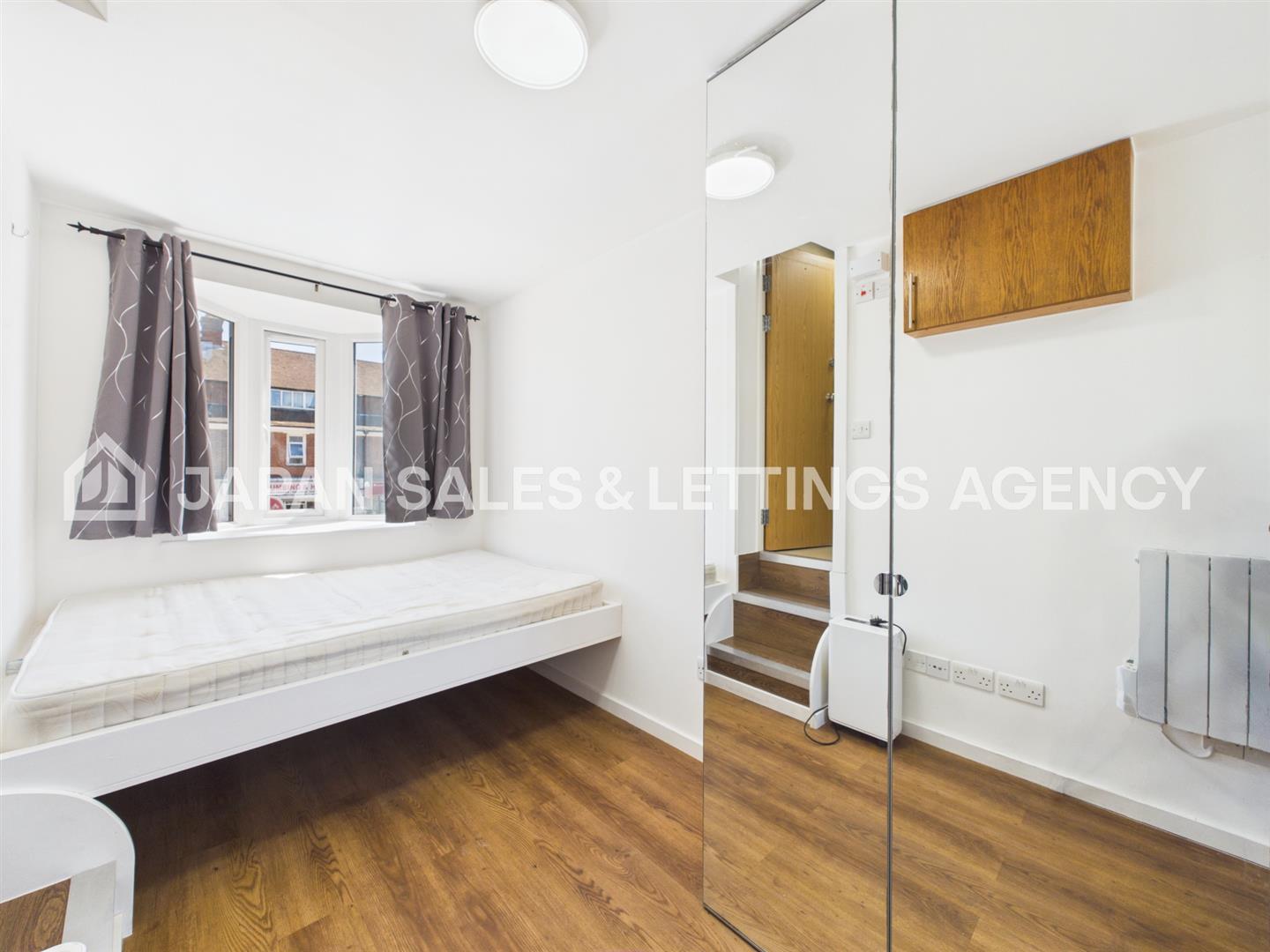 Flat Gunnersbury Lane in Greater London