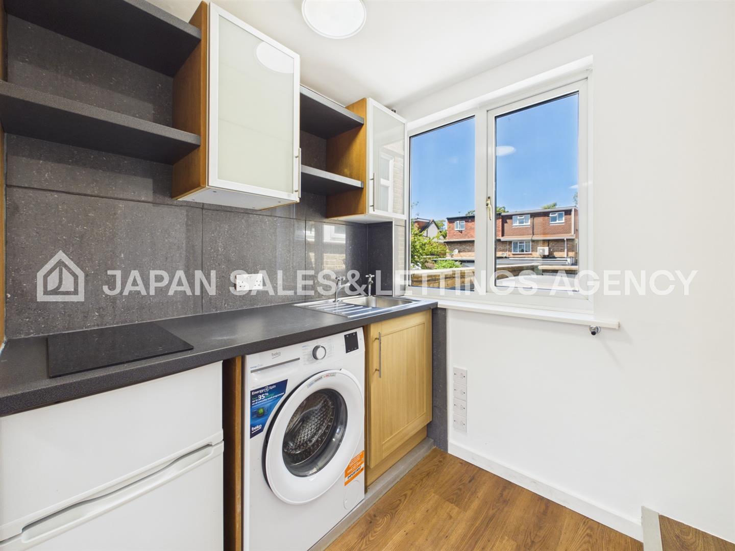 Flat Gunnersbury Lane in Greater London