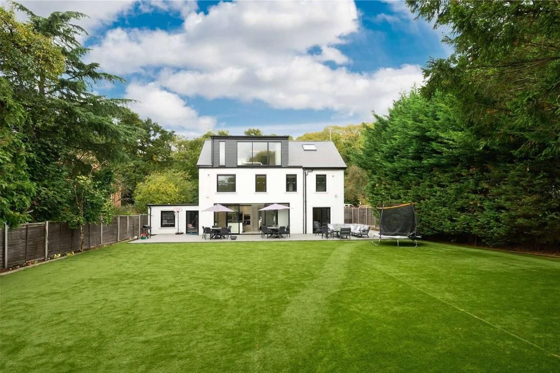 House Byfleet Road in Elmbridge