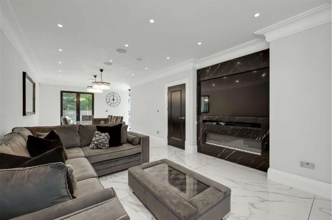 House Byfleet Road in Elmbridge