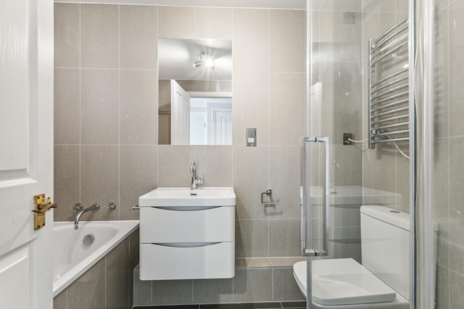 Flat Monmouth Close in London