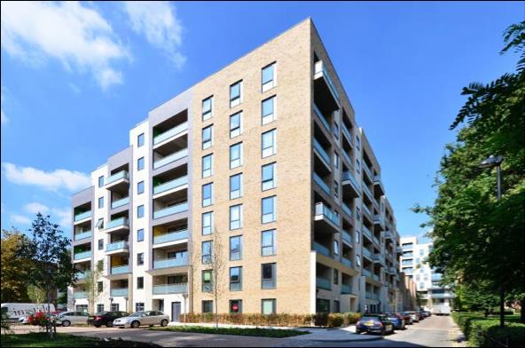 Flat Roxborough Park in Greater London