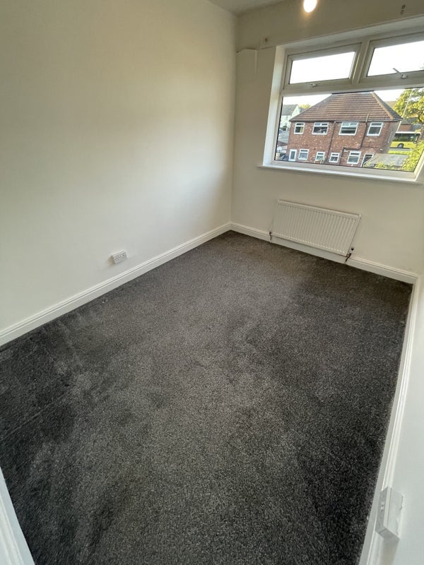 Room Dalton Drive in Salford