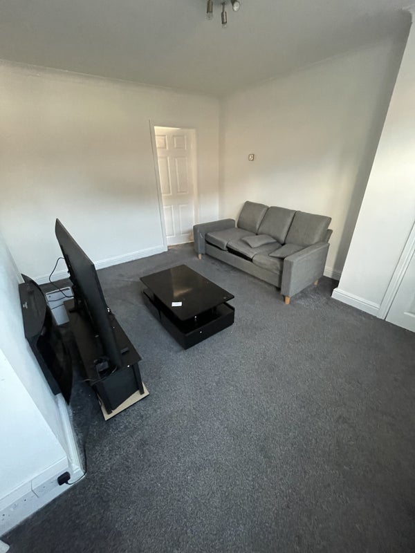 Room Dalton Drive in Salford