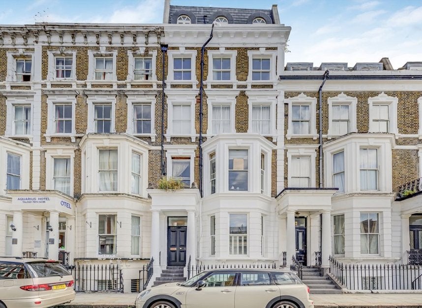 Flat Hogarth Road in Greater London