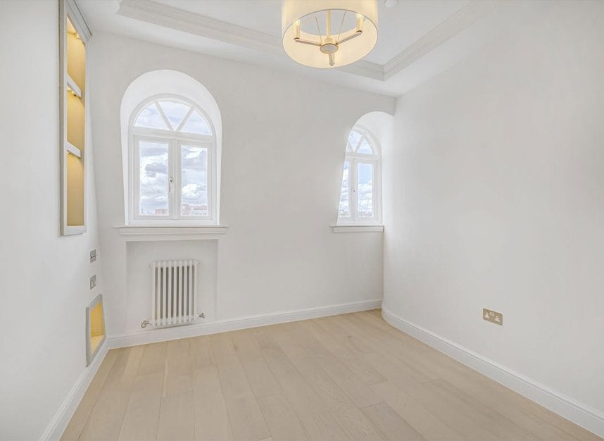 Flat Hogarth Road in Greater London