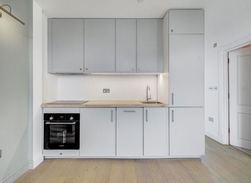 Flat Hogarth Road in Greater London