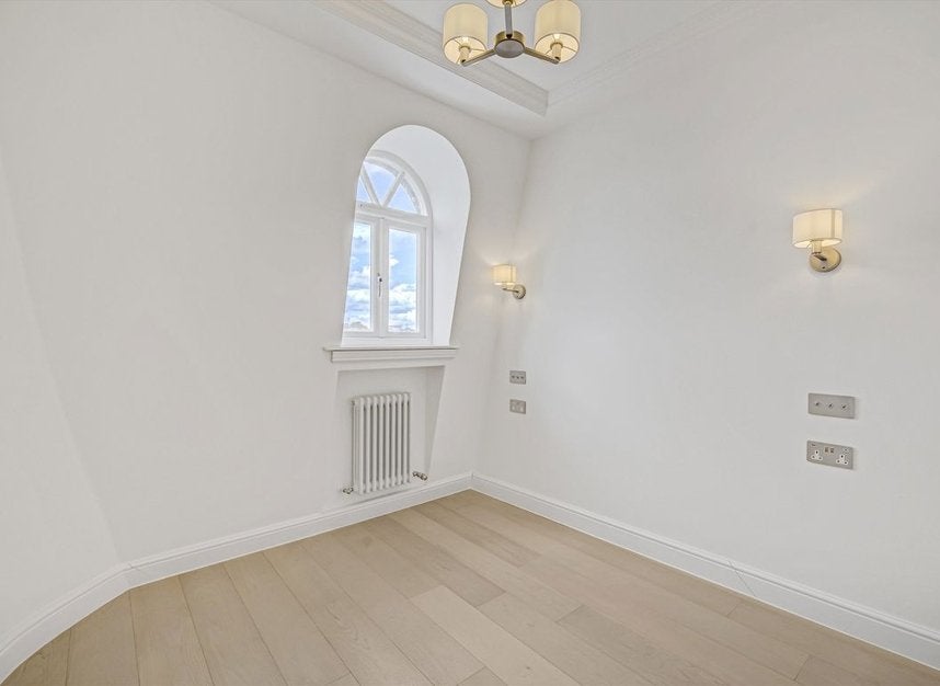 Flat Hogarth Road in Greater London