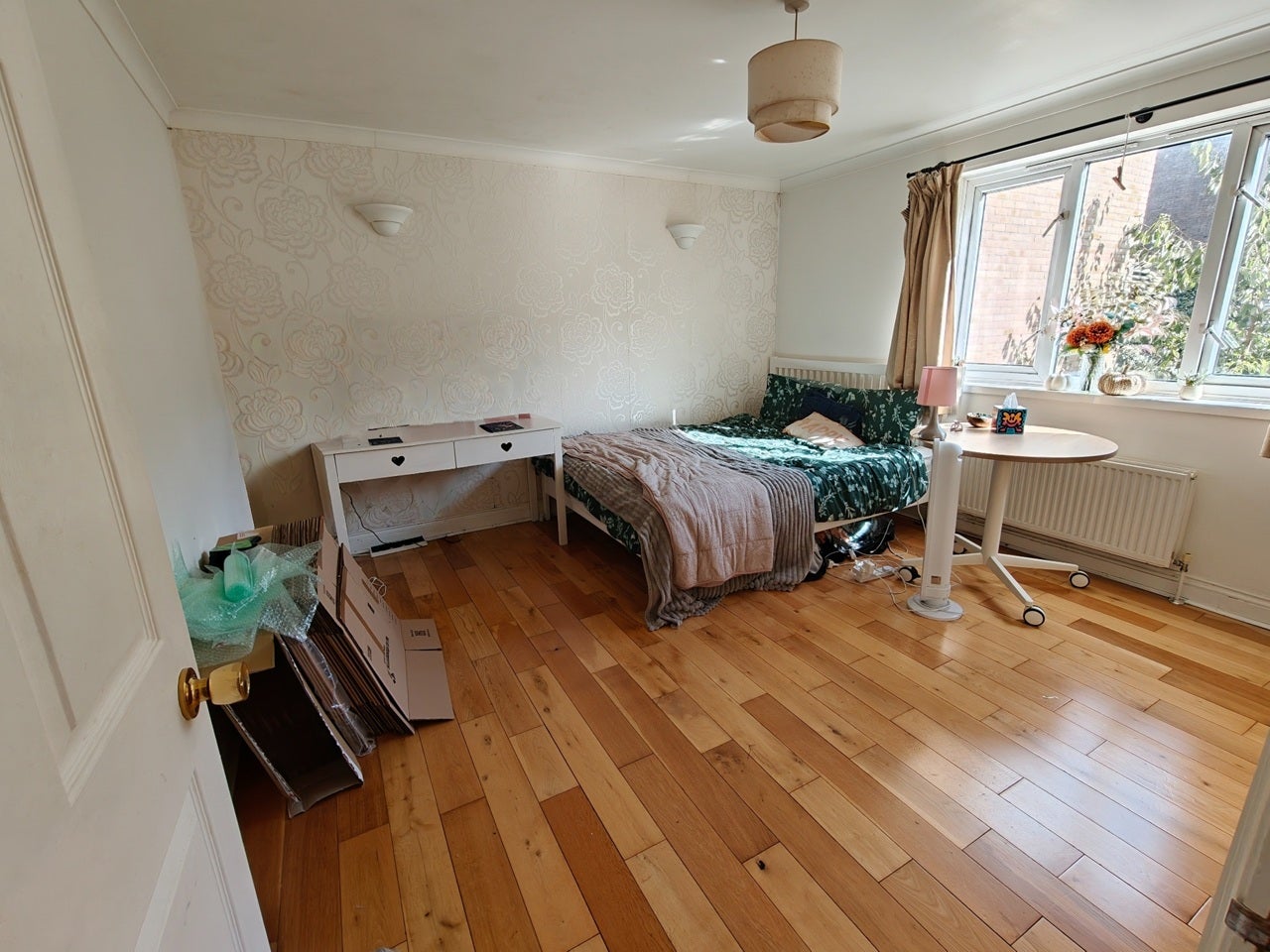 Flat Acacia Close in Greater London