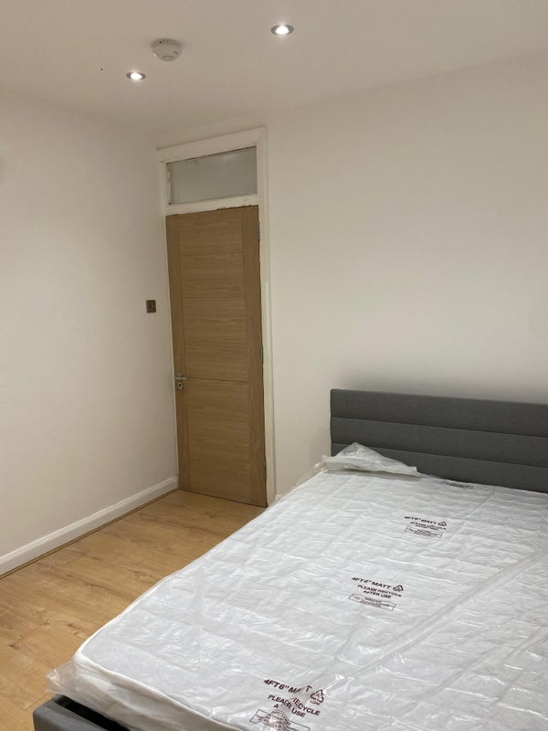 Room Kings Drive in Greater London