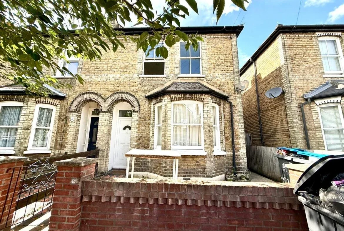 Room Coombe Road in Greater London