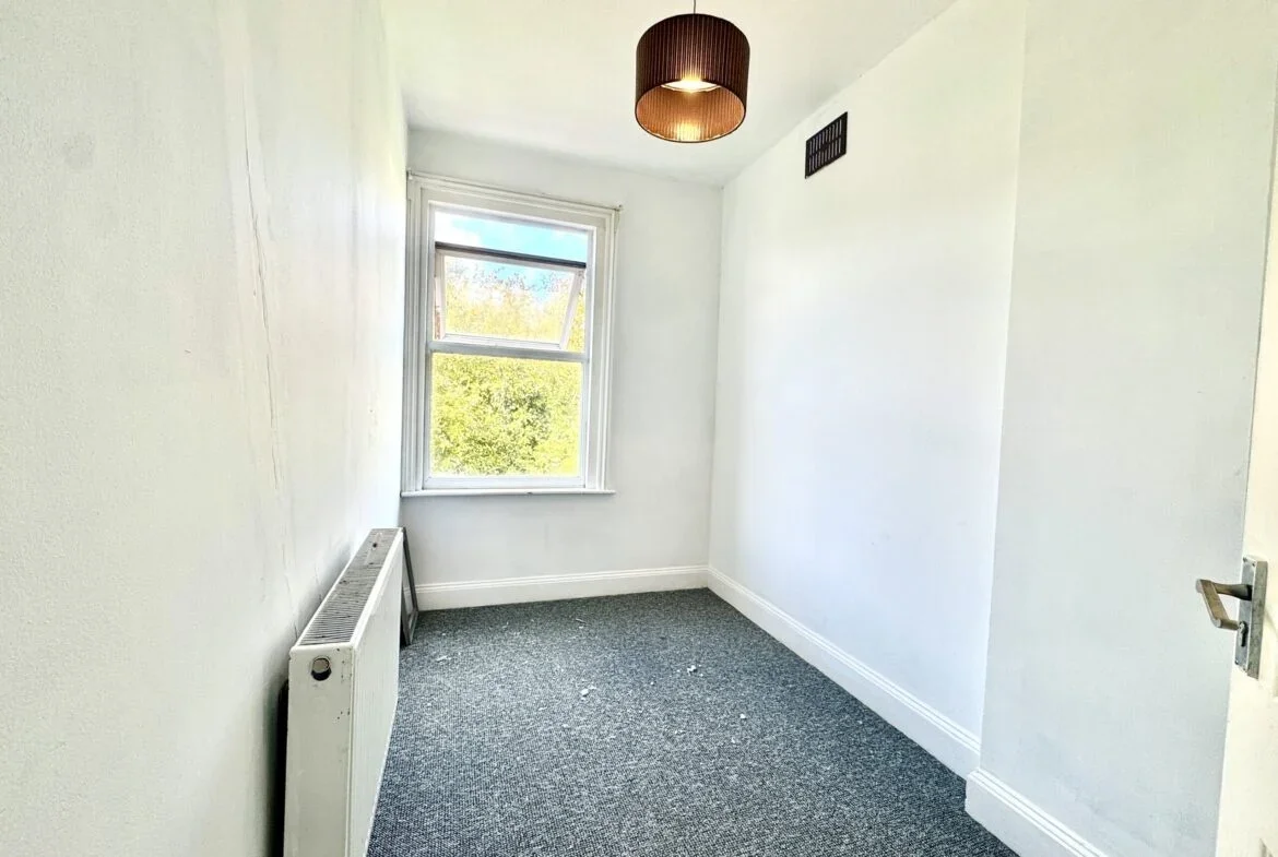 Room Coombe Road in Greater London