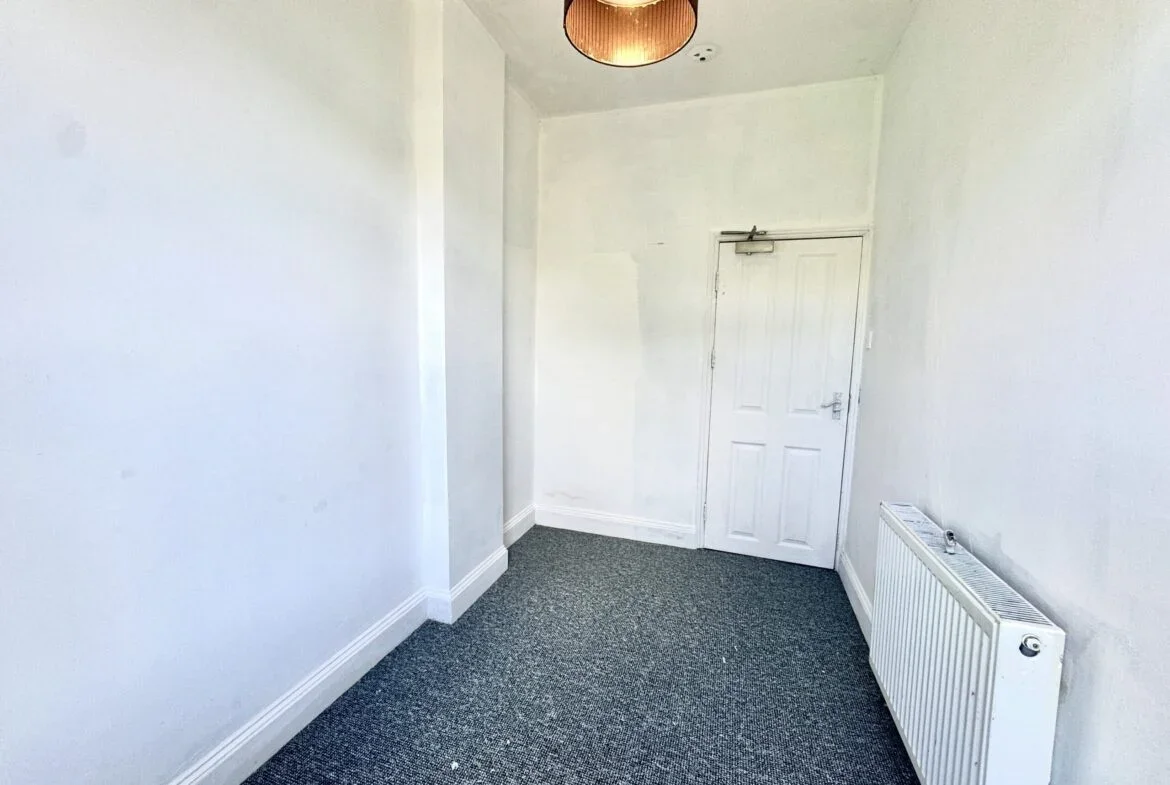Room Coombe Road in Greater London