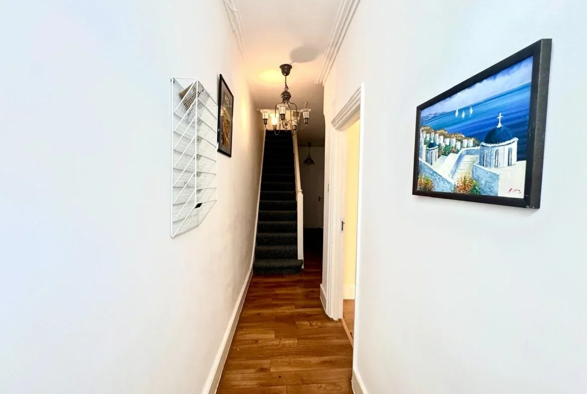 Room Coombe Road in Greater London