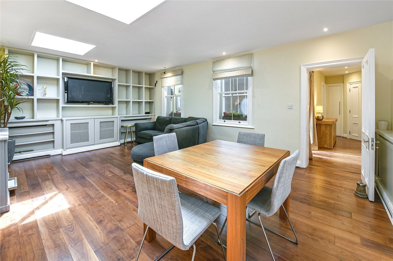 Flat Roland Gardens in Greater London