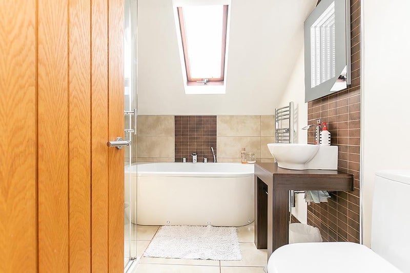 Room Hillview Road in Nottingham