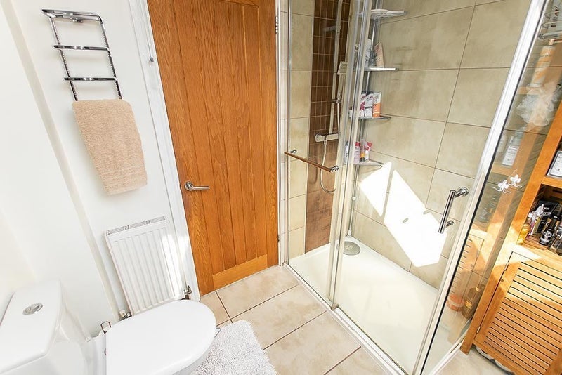 Room Hillview Road in Nottingham