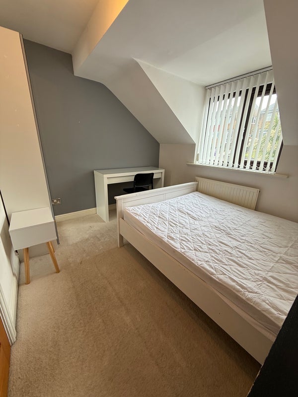 Room Hillview Road in Nottingham
