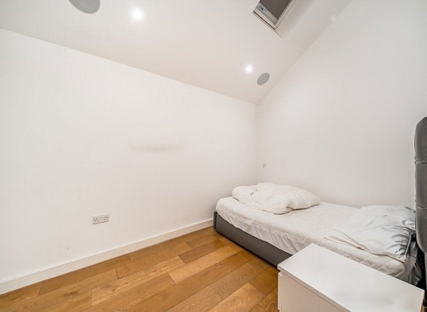 Flat Cleveland Grove in Greater London
