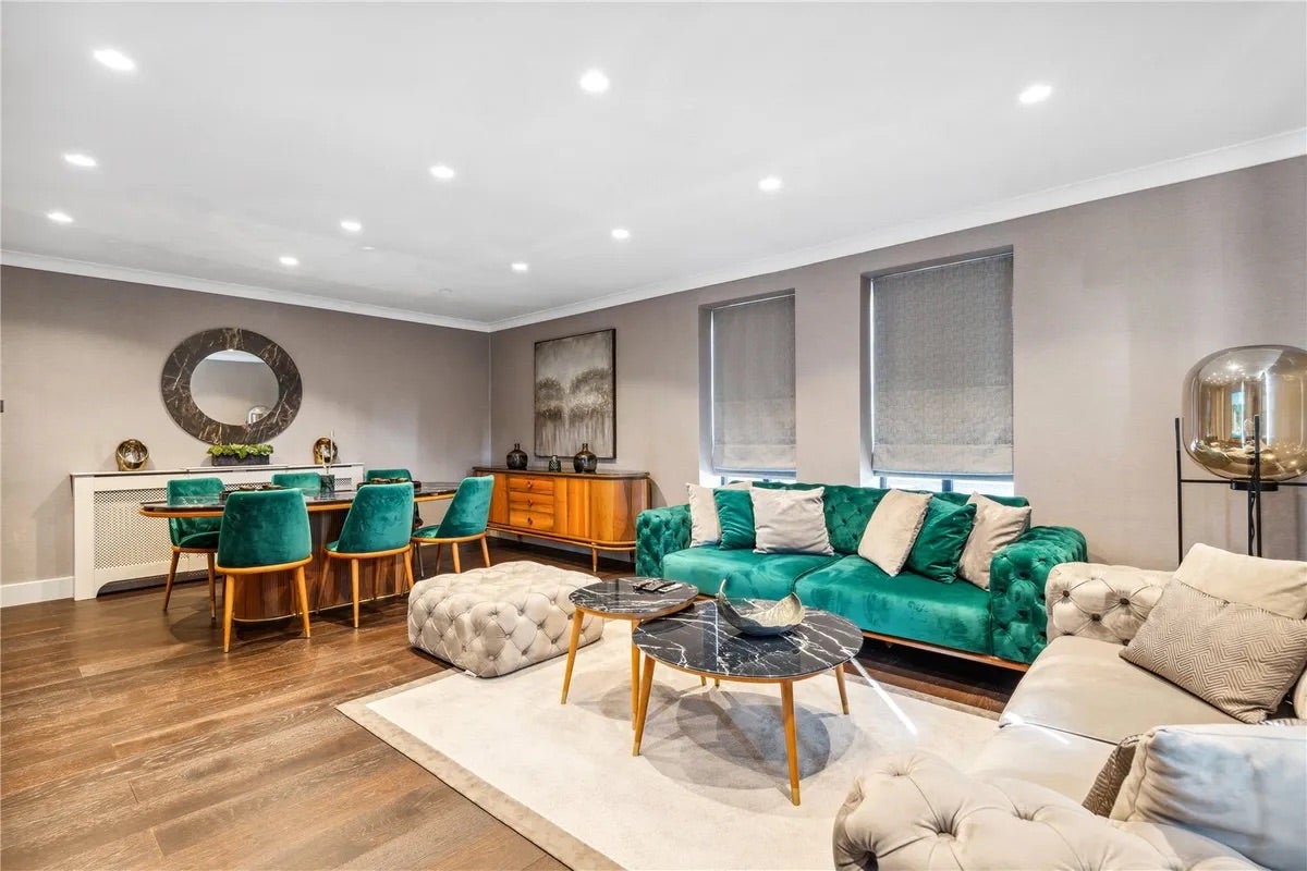 Flat West Mall in Greater London