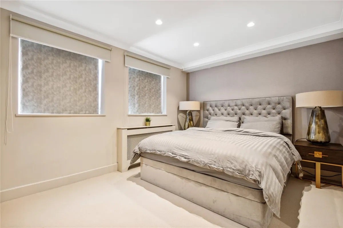 Flat West Mall in Greater London