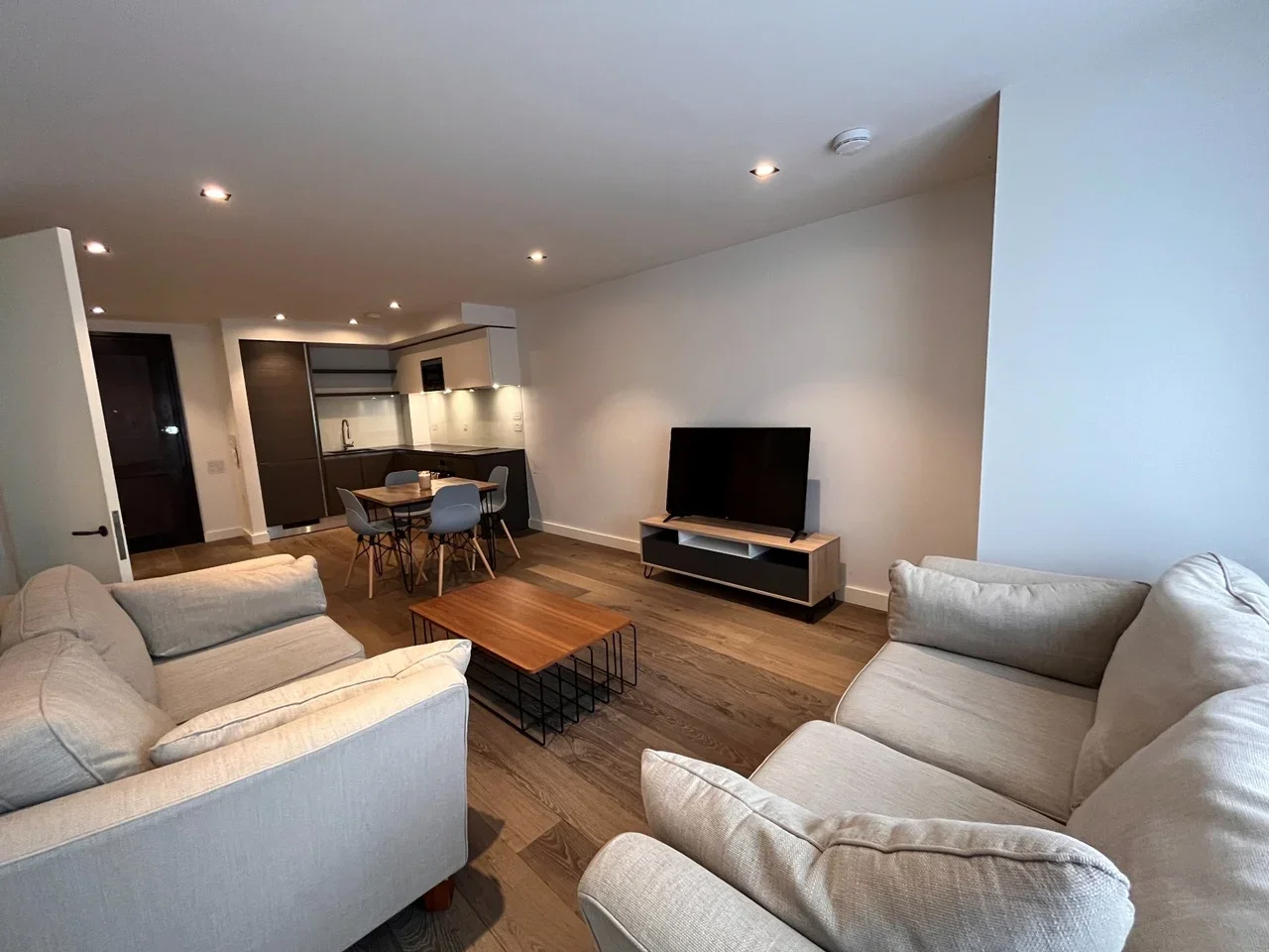 Flat Macaulay Road in Greater London